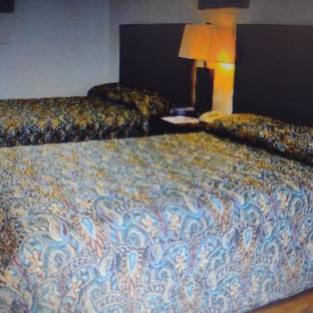 Budget Inn & Suites -Super-Ice Cold Spotless Rooms- Door-To-Door Lit Parking & Lowest Price Plus Hbo Max,Spanish Tv, Internet Free!! Freer Екстер'єр фото