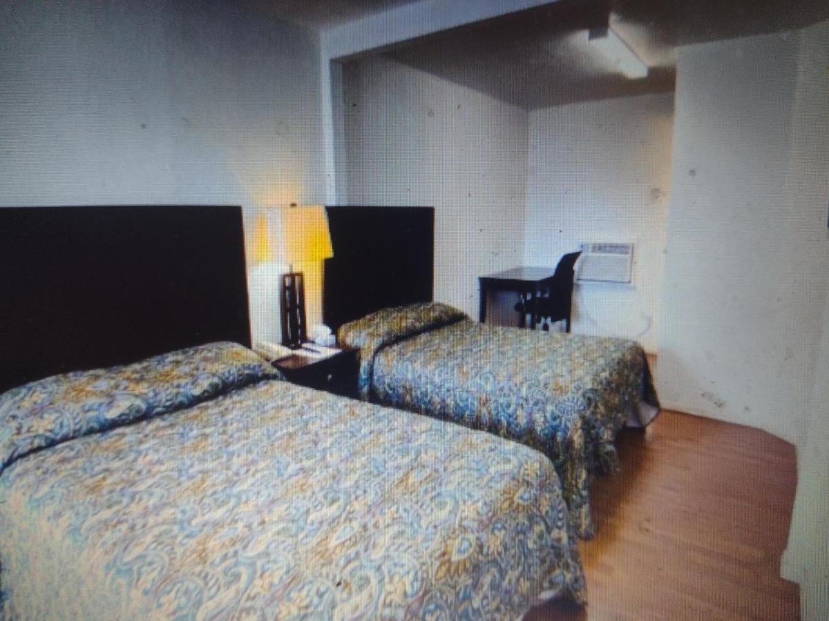 Budget Inn & Suites -Super-Ice Cold Spotless Rooms- Door-To-Door Lit Parking & Lowest Price Plus Hbo Max,Spanish Tv, Internet Free!! Freer Екстер'єр фото