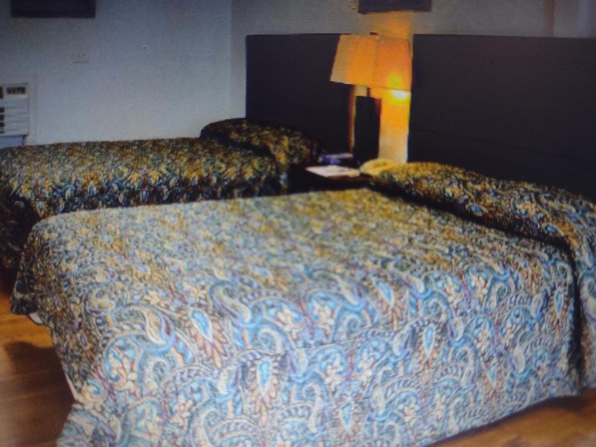 Budget Inn & Suites -Super-Ice Cold Spotless Rooms- Door-To-Door Lit Parking & Lowest Price Plus Hbo Max,Spanish Tv, Internet Free!! Freer Екстер'єр фото