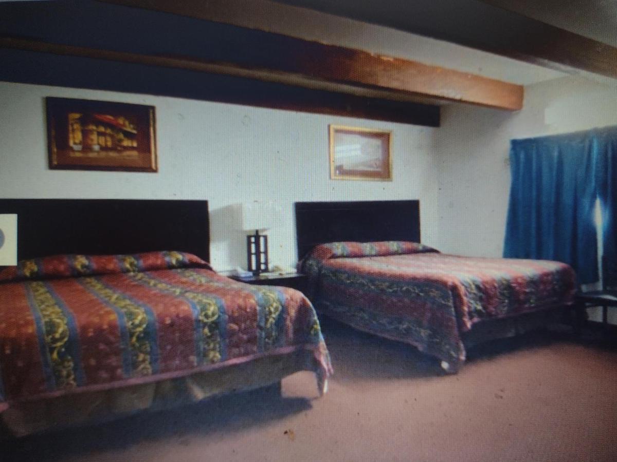 Budget Inn & Suites -Super-Ice Cold Spotless Rooms- Door-To-Door Lit Parking & Lowest Price Plus Hbo Max,Spanish Tv, Internet Free!! Freer Екстер'єр фото