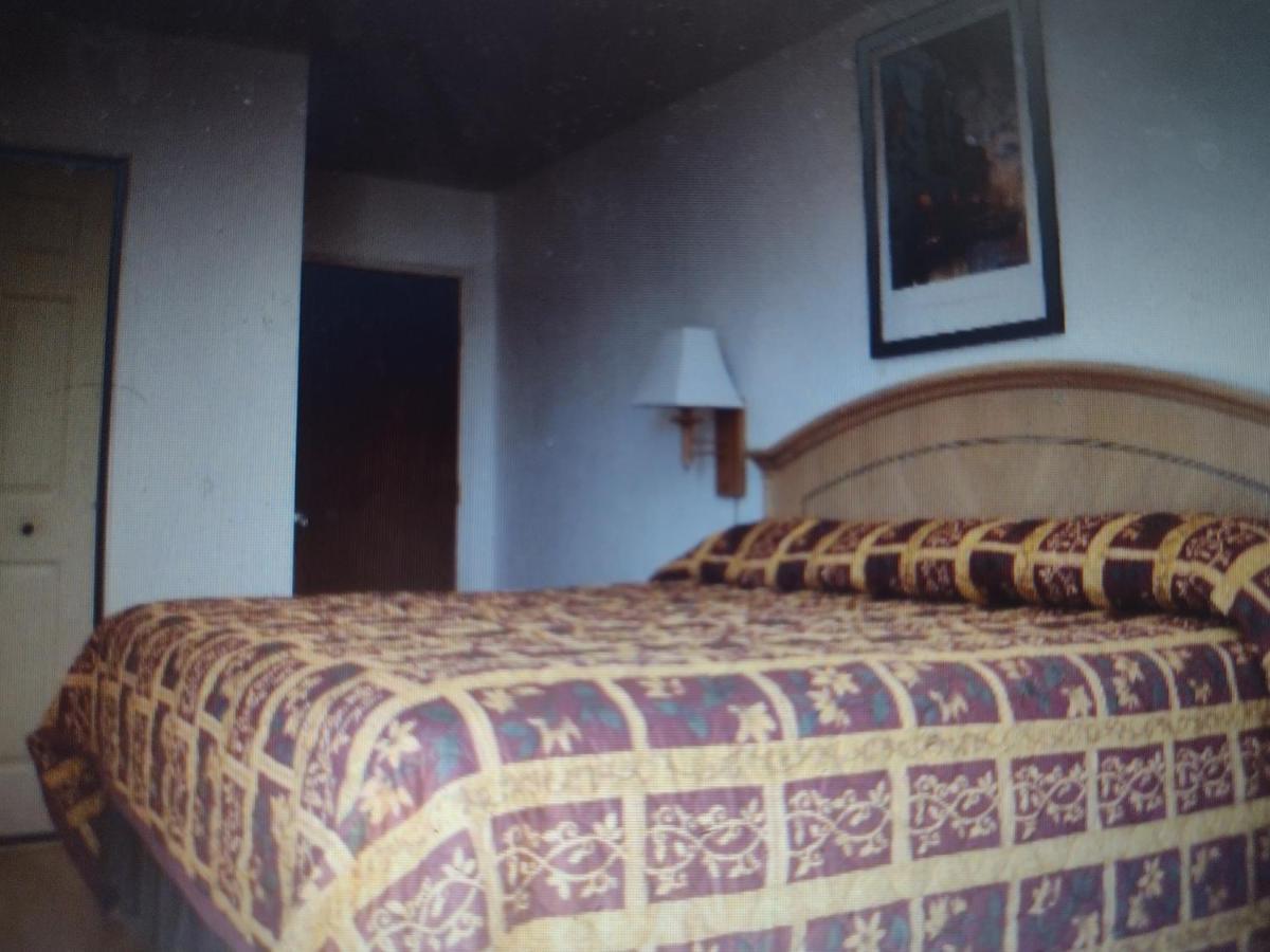 Budget Inn & Suites -Super-Ice Cold Spotless Rooms- Door-To-Door Lit Parking & Lowest Price Plus Hbo Max,Spanish Tv, Internet Free!! Freer Екстер'єр фото