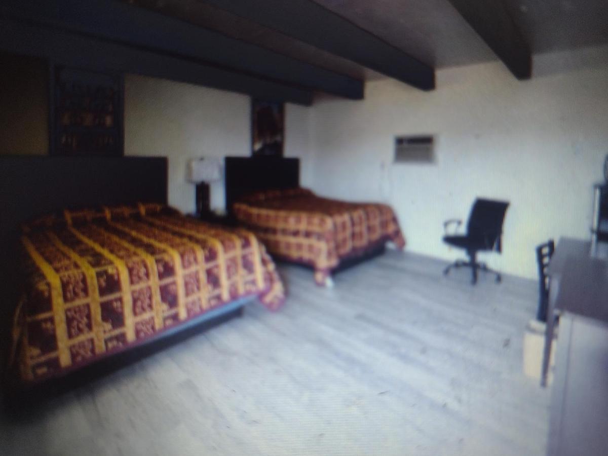 Budget Inn & Suites -Super-Ice Cold Spotless Rooms- Door-To-Door Lit Parking & Lowest Price Plus Hbo Max,Spanish Tv, Internet Free!! Freer Екстер'єр фото